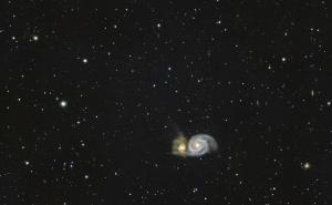 Foto: Alan Ćatović /  Galaksije M51 (Galaksija "Vrtlog") jedan od najspektakularnijih prizora na nebu. Udaljene su od nas oko 23 miliona svjetlosnih godina u pravcu sazviježđa Lovački psi. Najbolje se iz BiH vide na proljeće. Snimak je načinjen sa refraktorom 120/900mm.
